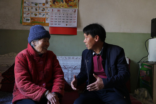 公司領(lǐng)導春節(jié)前走訪慰問離退休老干部及家屬