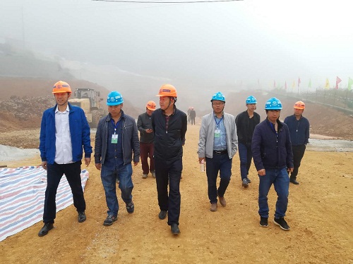 公司領(lǐng)導(dǎo)到廣那高速公路項目調(diào)研