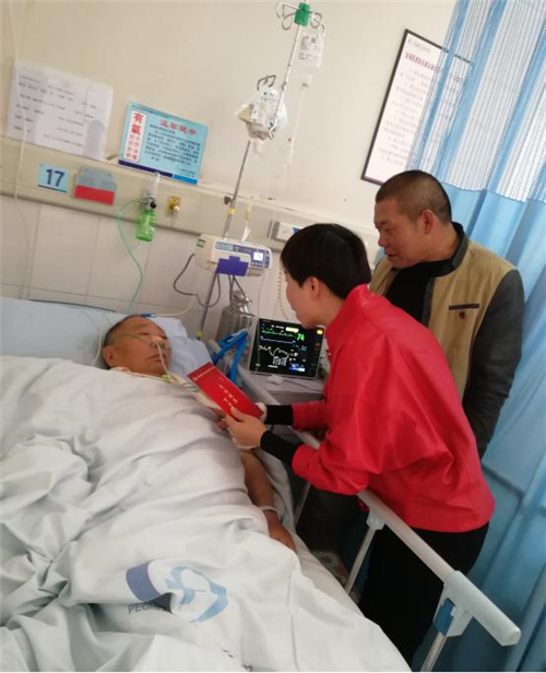 公司領(lǐng)導(dǎo)看望生病勞模