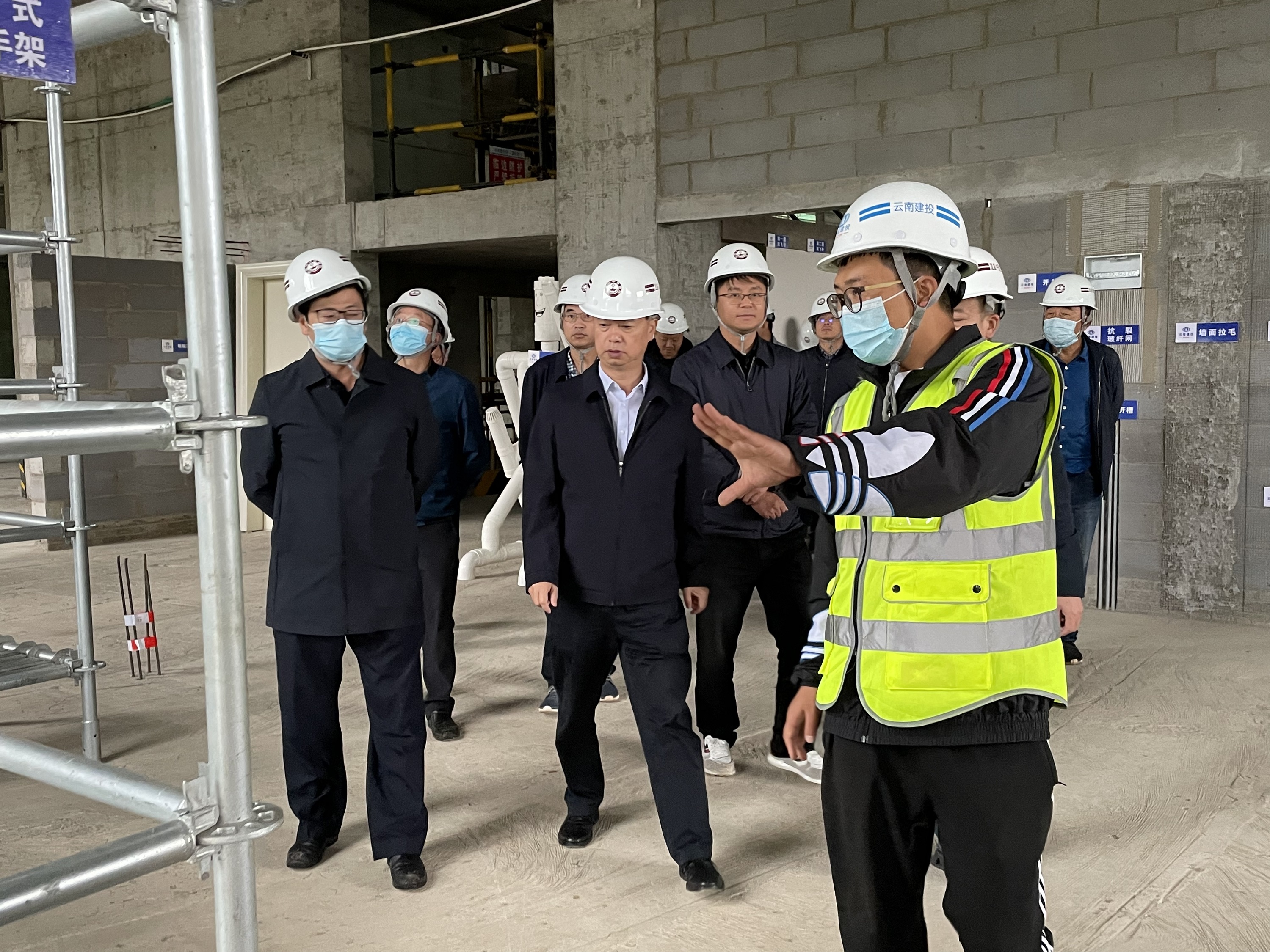 【調(diào)研檢查】宣威市市長(zhǎng)到宣威市中醫(yī)醫(yī)院門(mén)診綜合樓工程施工項(xiàng)目調(diào)研