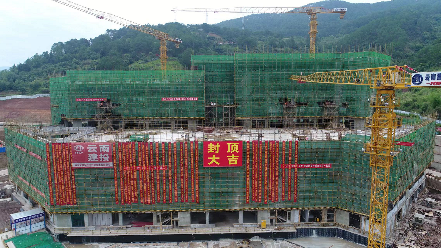 【項(xiàng)目紀(jì)實(shí)】戰(zhàn)高溫、斗酷暑—— 漾濞縣人民醫(yī)院搬遷重建項(xiàng)目順利封頂