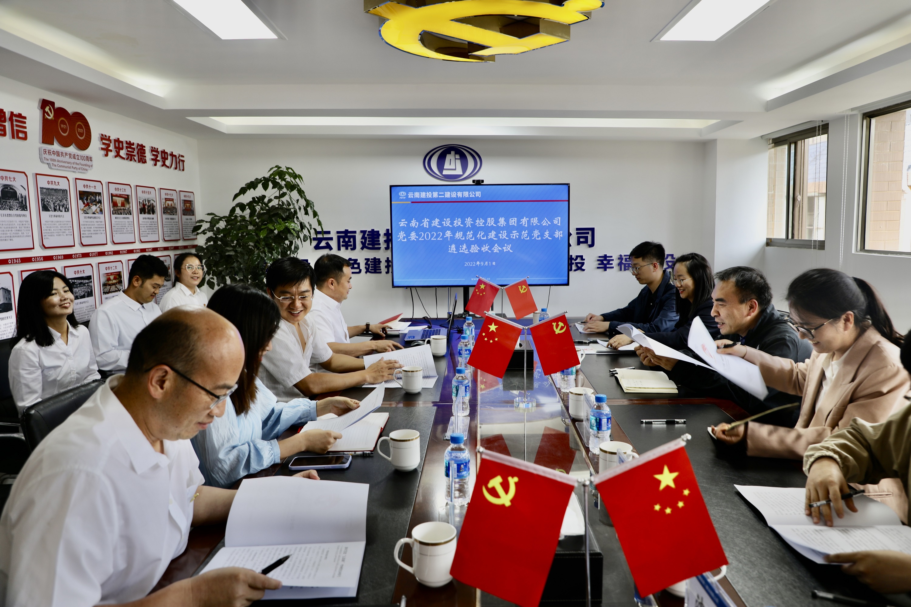 馬占臣帶領集團規(guī)范化建設示范黨支部遴選驗收組到公司第五直管部黨支部檢查指導