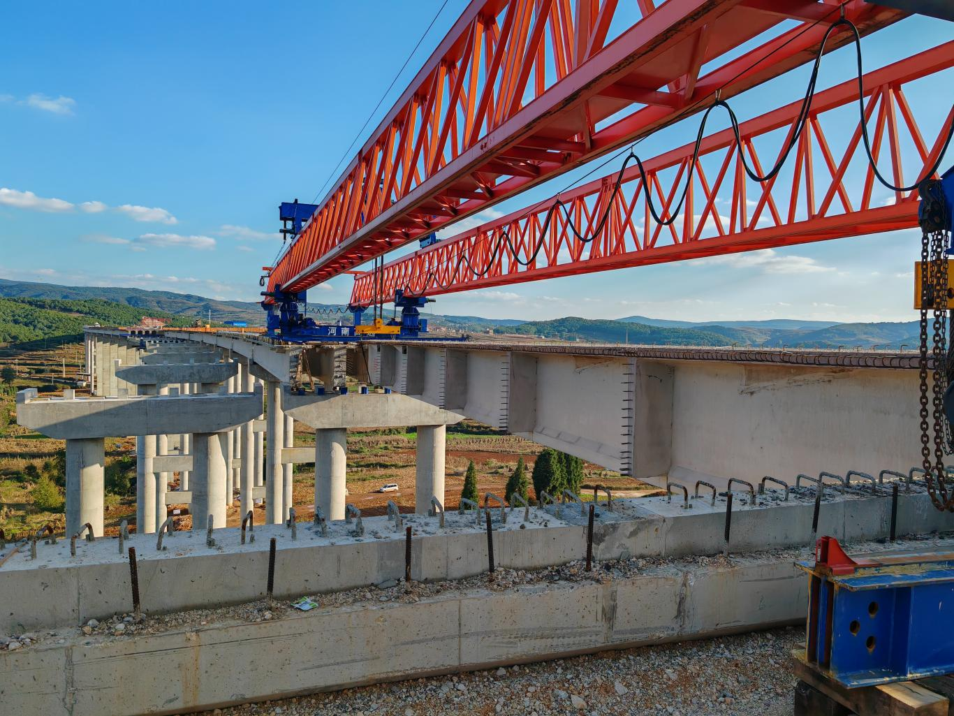 【百日攻堅(jiān)】宣富高速土建六分部播樂特大橋高墩封頂，右幅順利架通