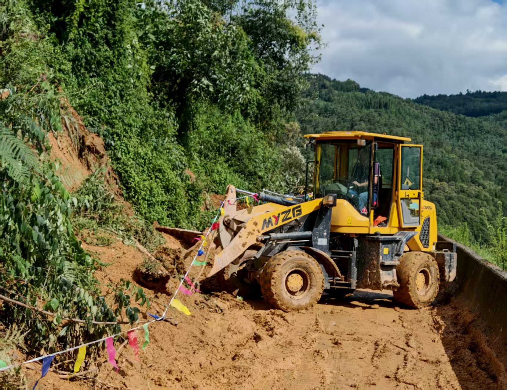【一線資訊】黃龍水庫擴(kuò)建工程施工項(xiàng)目協(xié)助阿子營街道辦事處開展山體滑坡應(yīng)急搶險(xiǎn)