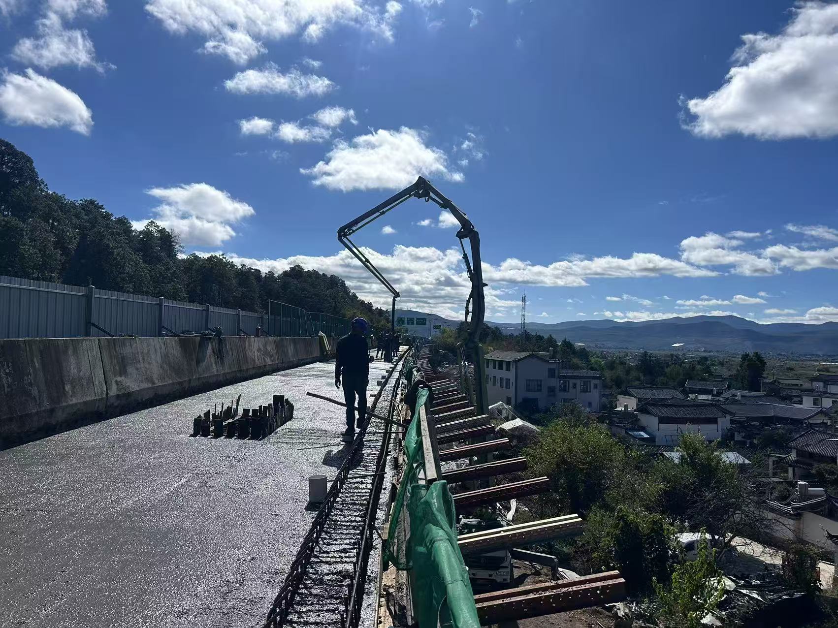 【奮戰(zhàn)80天 決勝全年度】古寧高速土建三分部項(xiàng)目安中村大橋現(xiàn)澆梁澆筑順利完成